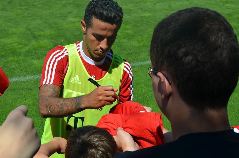 Thiago Alcantara war am Mittwoch ein gefragter Mann bei den Fans.