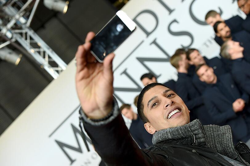 Sänger Andreas Bourani ("Auf uns") macht ein Selfie mit der DFB-Elf.