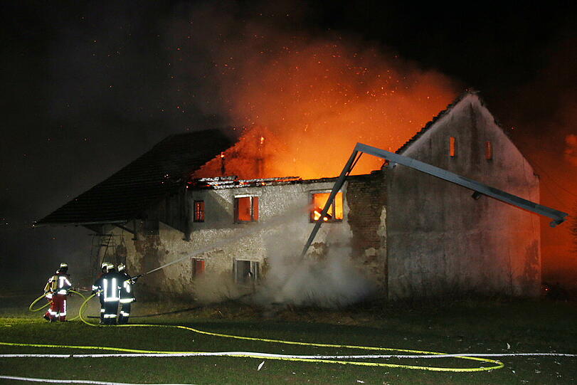 Scheunenbrand in Litlbach. Die Bilder vom Feuerwehreinsatz.