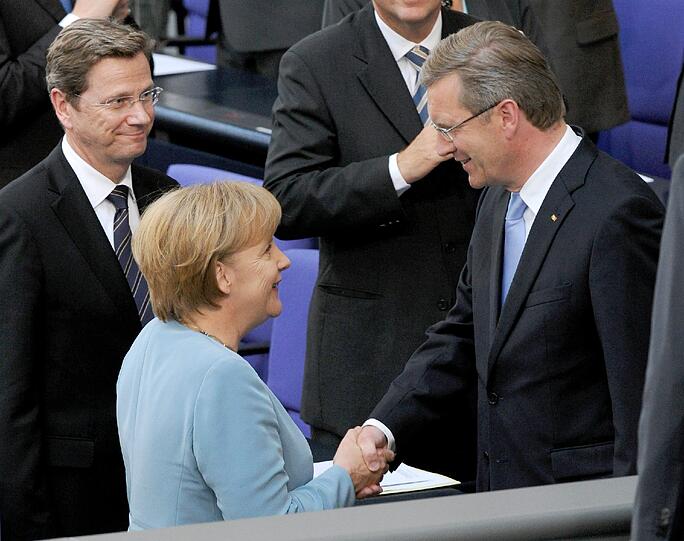 Mai 2010: Bundespräsident Horst Köhler tritt überraschend zurück. Nachfolger wird der von Merkel favorisierte Christian Wulff.