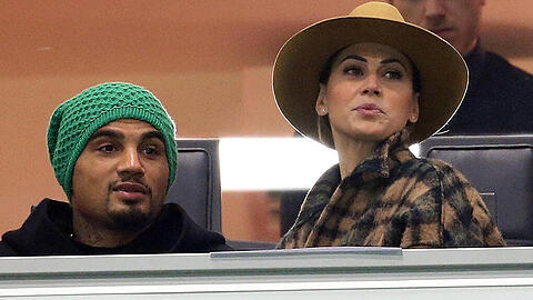 Kevin-Prince Boateng schaut sich mit seiner Partnerin Melissa Satta die Serie-A-Begegnung zwischen dem AC Mailand und Sampdoria Genua an.