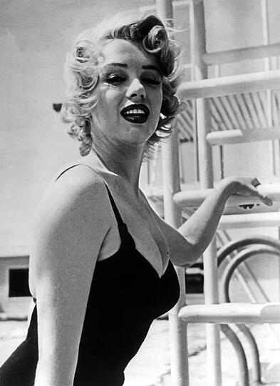 In den prüden 1950er Jahren verzauberte sie mit ihrer platinblonden Fönwelle, dem sinnlichen, stets rot geschminkten Mund, ihren sexy Kurven ihn figurbetonten Kleidern und dem aufreizenden Lachen.