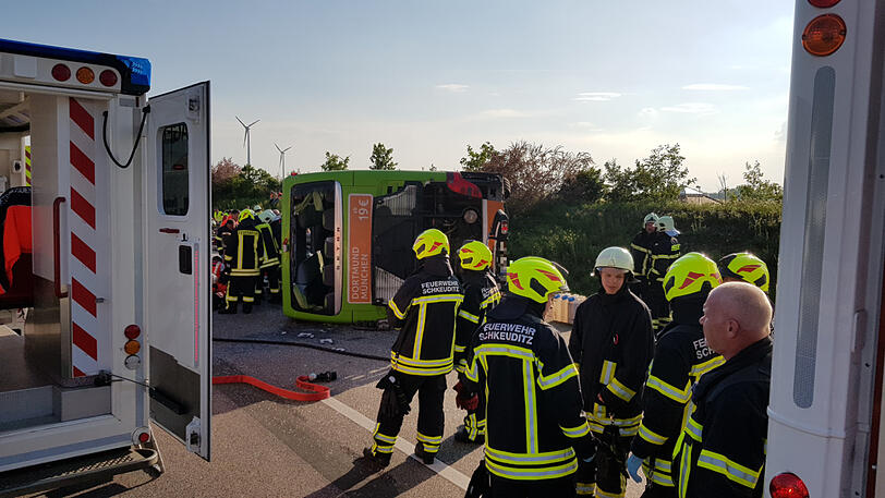 Bilder vom Unfallort auf der A9, wo sich ein Flixbus überschlagen hat. Ein Fahrgast ist ums Leben gekommen, etliche weitere erlitten zum Teil schwerste Verletzungen.