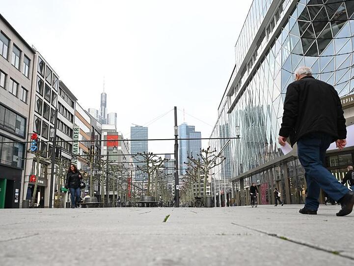 Fast menschenleer am Morgen: Die Frankfurter Einkaufsmeile Zeil.