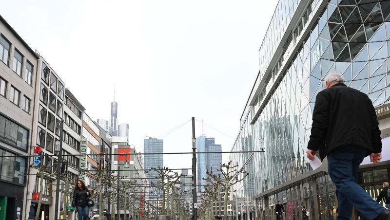 Fast menschenleer am Morgen: Die Frankfurter Einkaufsmeile Zeil. Fast menschenleer am Morgen: Die Frankfurter Einkaufsmeile Zeil.
