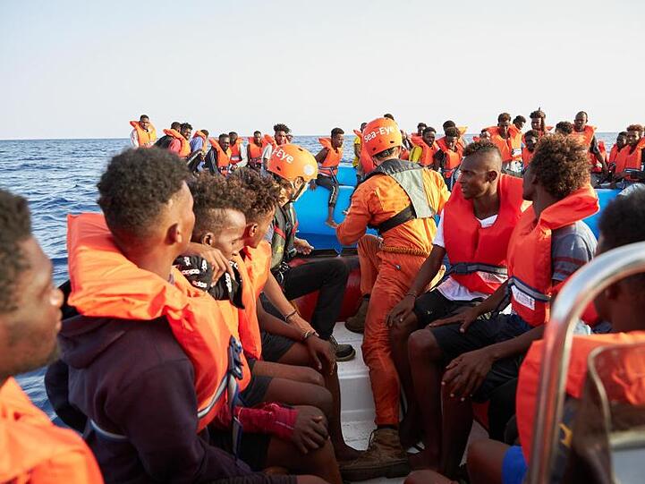 Die Flüchtlinge verlassen ihr Schlauchboot.
