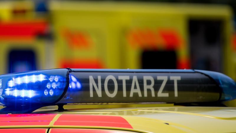 Blaulicht leuchtet auf dem Dach eines Notarztwagens. Foto: Monika Skolimowska/ZB/dpa Blaulicht leuchtet auf dem Dach eines Notarztwagens. Foto: Monika Skolimowska/ZB/dpa