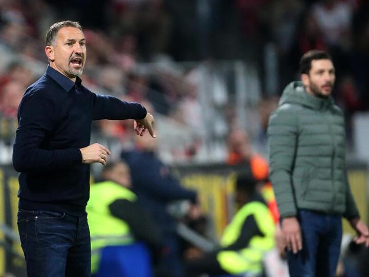 Kölns Trainer Achim Beierlorzer (l) regte sich über den Schiedsrichter auf.