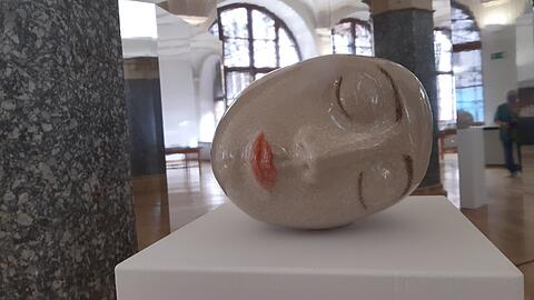 Eine Keramik von Anna Lea Hucht in der Ausstellung.