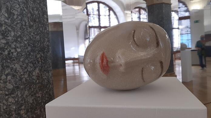 Eine Keramik von Anna Lea Hucht in der Ausstellung.