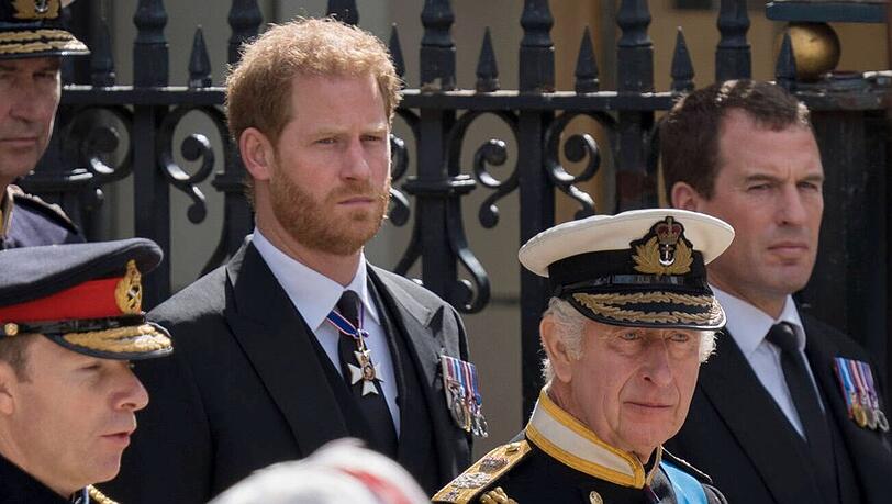 Prinz Harry (l.) und König Charles III. bei der Beerdigung von Queen Elizabeth II.