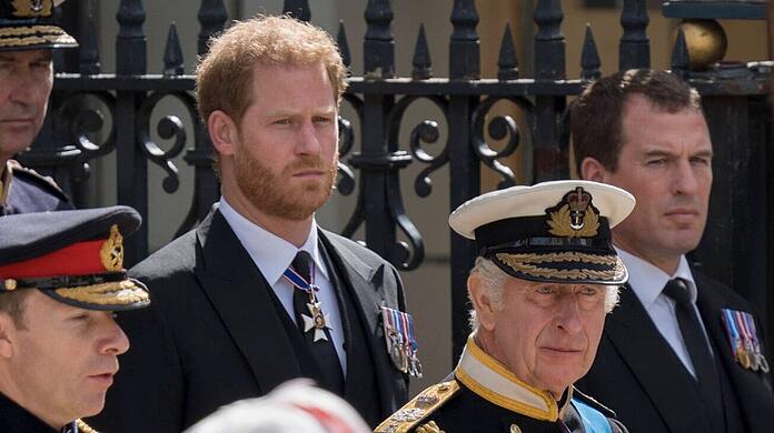 Prinz Harry (l.) und König Charles III. bei der Beerdigung von Queen Elizabeth II.