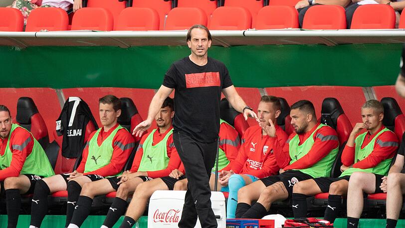 Der damalige Trainer Rüdiger Rehm vom FC Ingolstadt gestikuliert am Spielfeldrand.