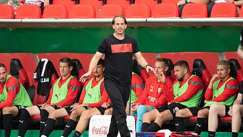 Der damalige Trainer Rüdiger Rehm vom FC Ingolstadt gestikuliert am Spielfeldrand.