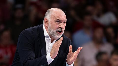 Trainer Pablo Laso von München verfolgt das Spiel am Spielfeldrand.