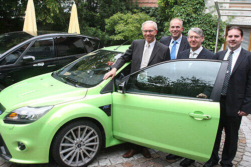 Feierten das Jubiläum: Prokurist Helmut Simon, Ford-Manager Jürgen Stackmann, Karl Zeiler und Werner Fiegl von Auto-Fiegl (v. links).