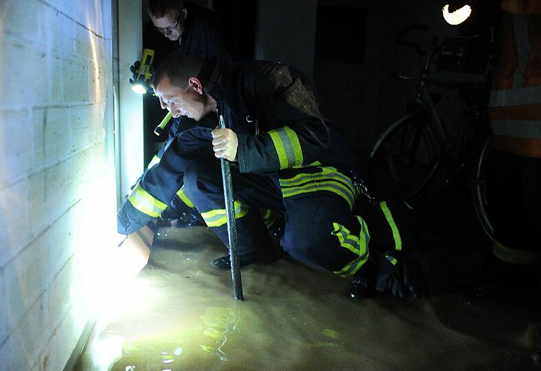Ein heftiges Unwetter hat am Mittwochabend zahlreiche Keller im Landkreis Schaumburg geflutet. In Rinteln war die Feuerwehr mit 250 Kräften im Einsatz.