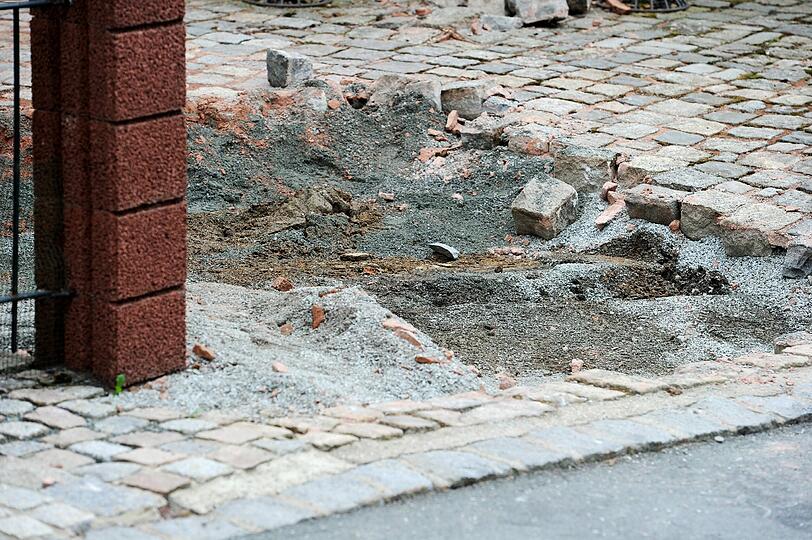 Ein Hinterhof in Lichtenberg: Die Polizei geht neuen Hinweisen nach und sucht nach der Leiche der vermissten Peggy