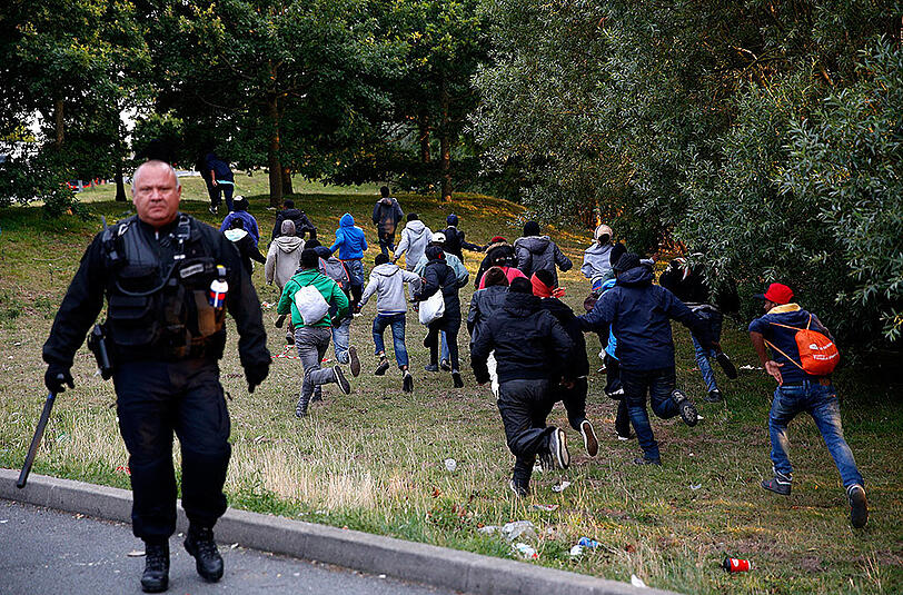 Erneut haben zwischen 100 und 150 Flüchtlinge versucht, durch den Eurotunnel von Frankreich nach Großbritannien zu gelangen. Der britische Premierminister David Cameron bezeichnete die Lage als "sehr besorgniserregend".