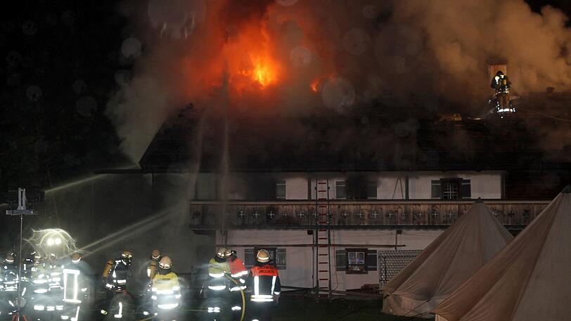 Feuer-Drama im Eventhotel in Schneizlreuth: Sechs Tote, 20 Verletzte.