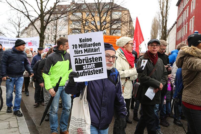 Die Demonstranten marschieren für mehr Abrüstung.