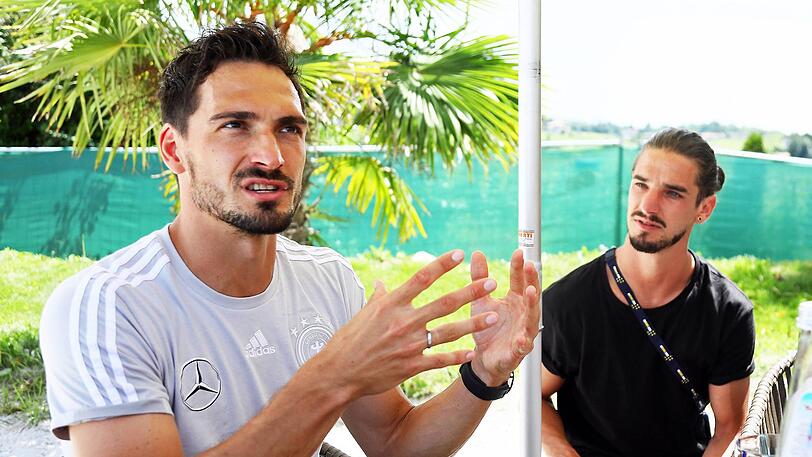 Fokussiert: Mats Hummels (li.) vom FC Bayern beim DFB-Team.