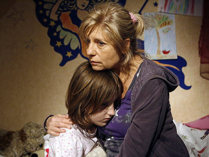 "Tatort": Hauptkommissarin Inga Lürsen (Sabine Postel) mit der traumatisierten Nadine (Sina Monpetain)
