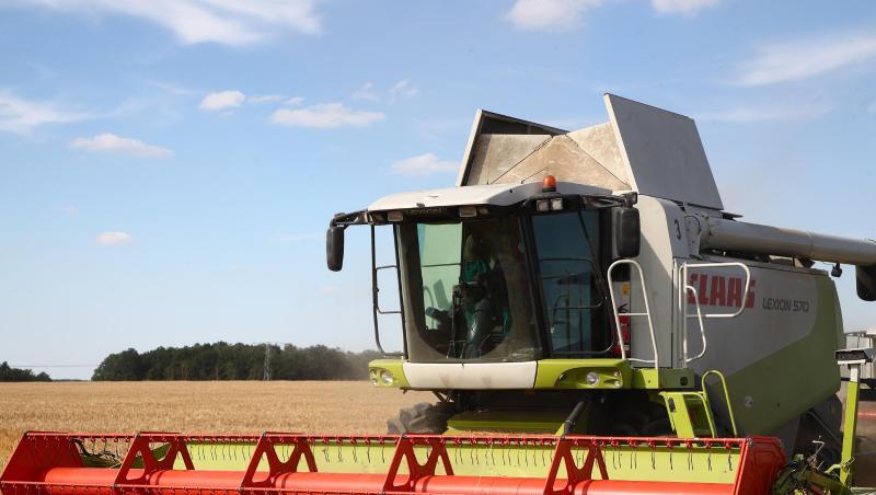 Ein Mähdrescher verrichtet Arbeit auf dem Feld. Foto: Bodo Schackow/dpa-zentralbild/dpa/archiv Ein Mähdrescher verrichtet Arbeit auf dem Feld. Foto: Bodo Schackow/dpa-zentralbild/dpa/archiv
