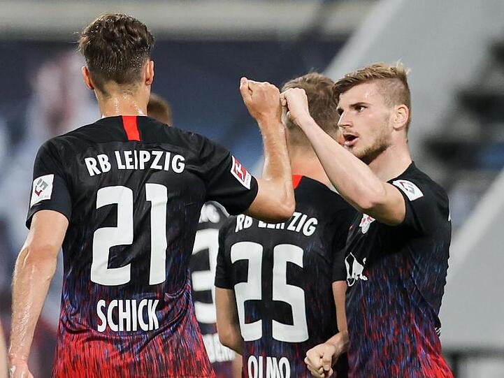 Timo Werner (r) jubelt mit Patrik Schick über den Treffer zum 2:0 für die Leipziger im Spiel gegen Fortuna Düsseldorf.