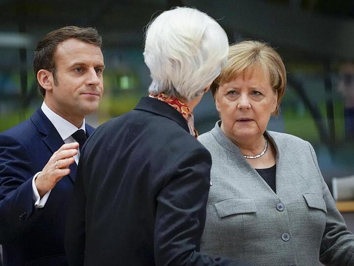 Zweiter Tag des EU-Gipfels: Emmanuel Macron, Präsident von Frankreich, Christine Lagarde, Präsidentin der Europäischen Zentralbank, und Bundeskanzlerin Merkel sind im Gespräch.