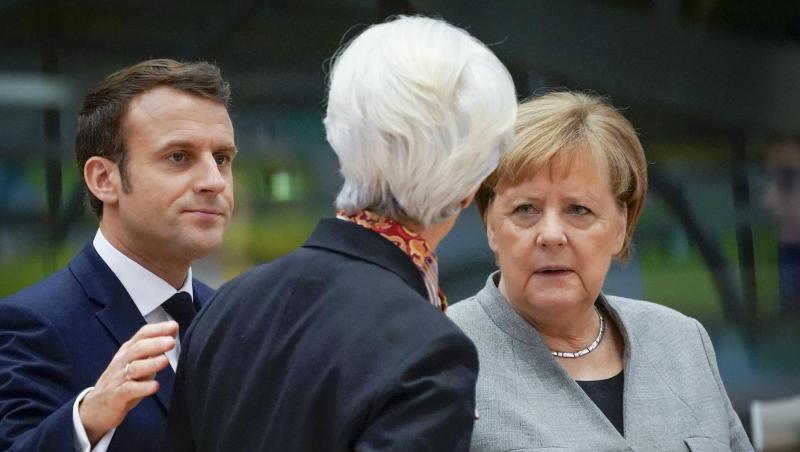 Zweiter Tag des EU-Gipfels: Emmanuel Macron, Präsident von Frankreich, Christine Lagarde, Präsidentin der Europäischen Zentralbank, und Bundeskanzlerin Merkel sind im Gespräch. Zweiter Tag des EU-Gipfels: Emmanuel Macron, Präsident von Frankreich, Christine Lagarde, Präsidentin der Europäischen Zentralbank, und Bundeskanzlerin Merkel sind im Gespräch.