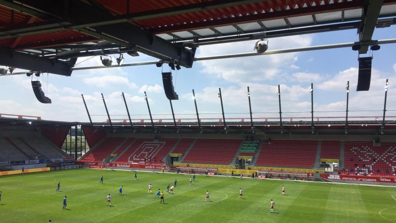 Die Übersicht zeigt das Stadion während eines Spiels.