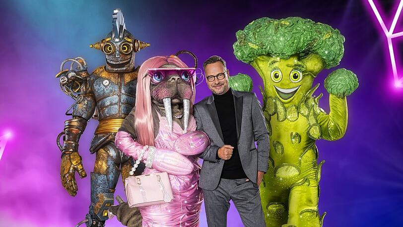 "The Masked Singer": Moderator Matthias Opdenhövel mit NoName, dem Walross und dem Brokkoli.
