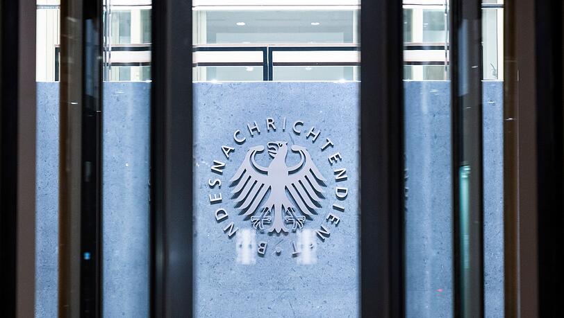 Der Generalbundesanwalt hat einen Mitarbeiter des Bundesnachrichtendienstes wegen des Verdachts auf Landesverrat festnehmen lassen.