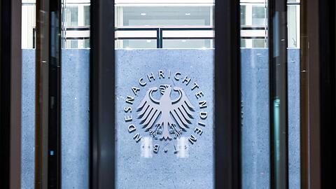 Der Generalbundesanwalt hat einen Mitarbeiter des Bundesnachrichtendienstes wegen des Verdachts auf Landesverrat festnehmen lassen.