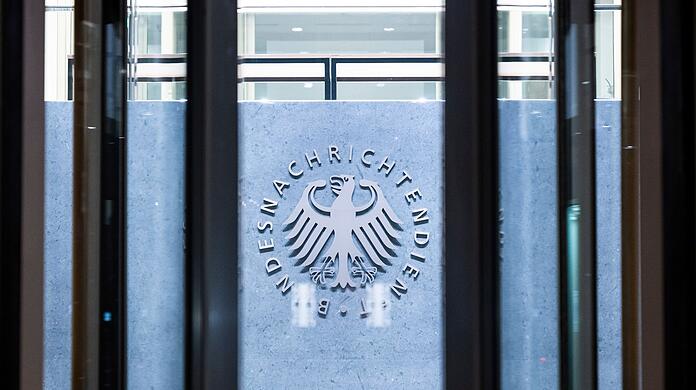 Der Generalbundesanwalt hat einen Mitarbeiter des Bundesnachrichtendienstes wegen des Verdachts auf Landesverrat festnehmen lassen.