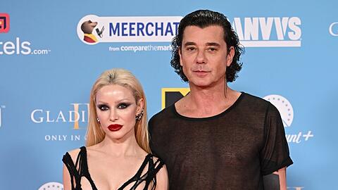 Xhoana X und Gavin Rossdale präsentierten sich in Manchester in schwarzen Outfits, die tief blicken ließen.