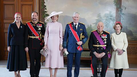 Den Staatsbesuch des belgischen K&ouml;nigspaares nutzt Kronprinzessin Mette-Marit (l) f&uuml;r ihren ersten offiziellen Auftritt seit Monaten.