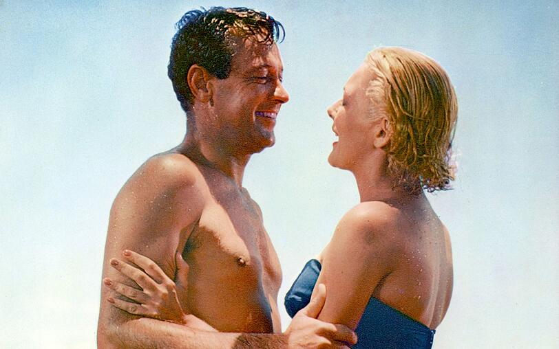 Liebe am Kwai: Commander Shears (William Holden) flieht aus dem Gefangenenlager und vergnügt sich alsbald mit einer Krankenschwester (Anne Sears). Liebe am Kwai: Commander Shears (William Holden) flieht aus dem Gefangenenlager und vergnügt sich alsbald mit einer Krankenschwester (Anne Sears).