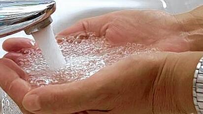 Nur leicht verschmutztes Wasser - zum Beispiel vom Händewaschen - kann durch eine Recyclinganlage aufbereitet und wieder verwendet werden. Nur leicht verschmutztes Wasser - zum Beispiel vom Händewaschen - kann durch eine Recyclinganlage aufbereitet und wieder verwendet werden.