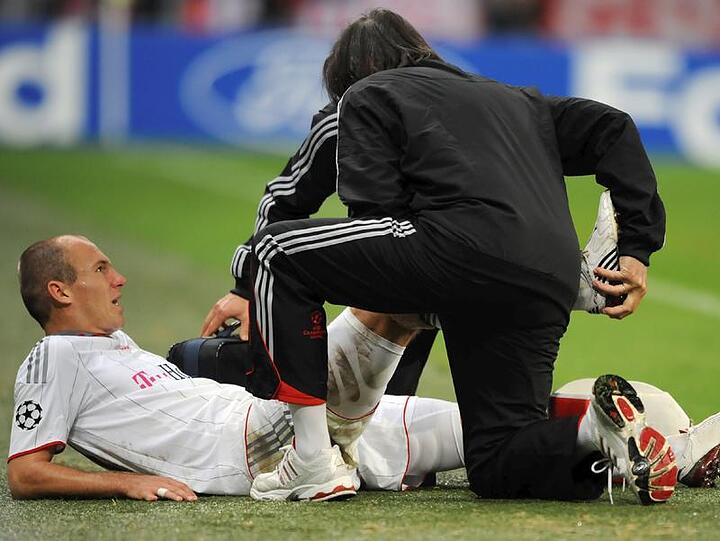 Mannschaftsarzt Müller-Wohlfahrt behandelt Arjen Robben (Archivbild)