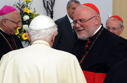 Der Münchner Erzbischof und Kardinal Reinhard Marx hat den Papst als &bdquo;großen Lehrer und Hirten der Kirche&ldquo; bezeichnet. &bdquo;Wir danken dem Herrn dafür, dass er Sie uns als Nachfolger des heiligen Petrus geschenkt hat.&ldquo;