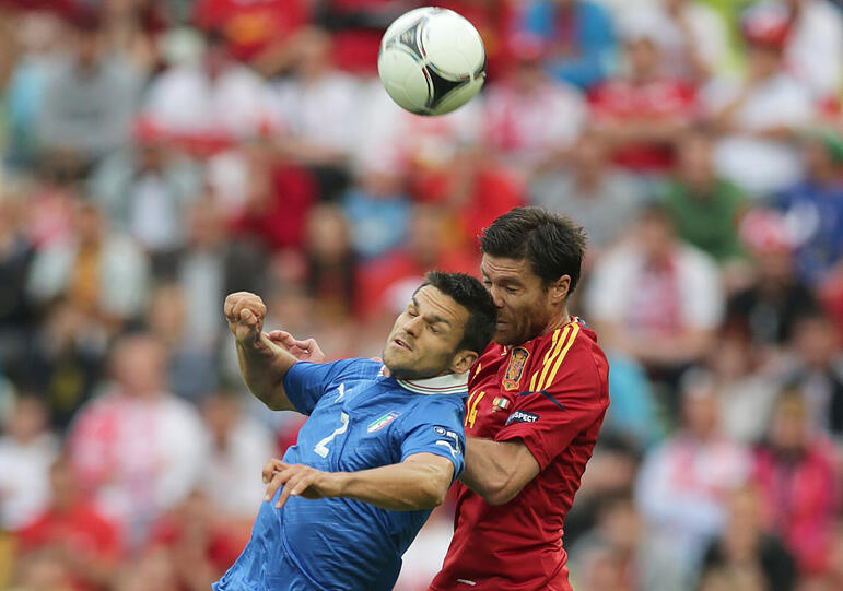 Spaniens Xabi Alonso (R) and Christian Maggio von Italien im Zweikampf