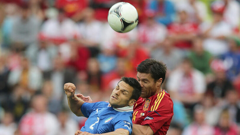 Spaniens Xabi Alonso (R) and Christian Maggio von Italien im Zweikampf Spaniens Xabi Alonso (R) and Christian Maggio von Italien im Zweikampf