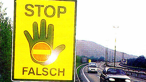 Ein Geisterfahrer hat auf der A7 zwei Unfälle verursacht. (Symbolbild) Ein Geisterfahrer hat auf der A7 zwei Unfälle verursacht. (Symbolbild)
