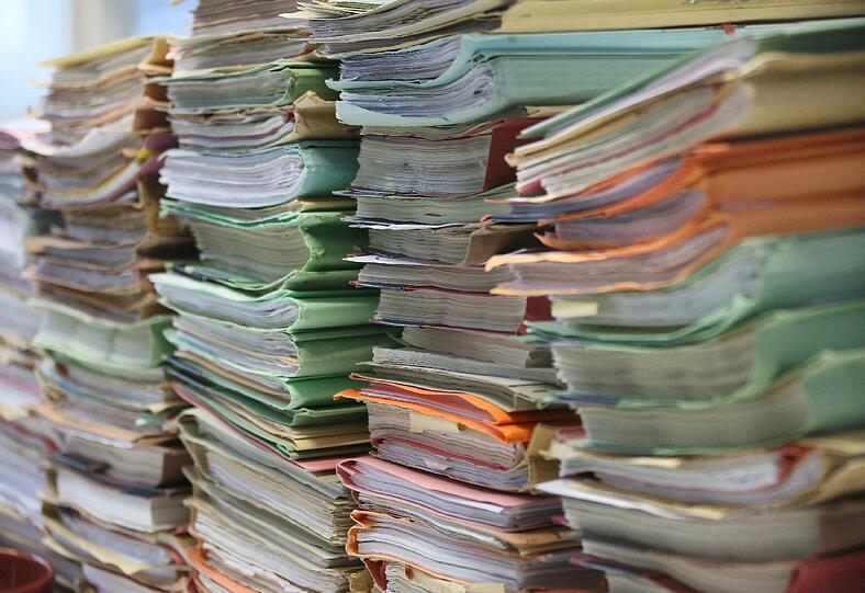 Patientenakten füllen in vielen Praxen große Aktenschränke.