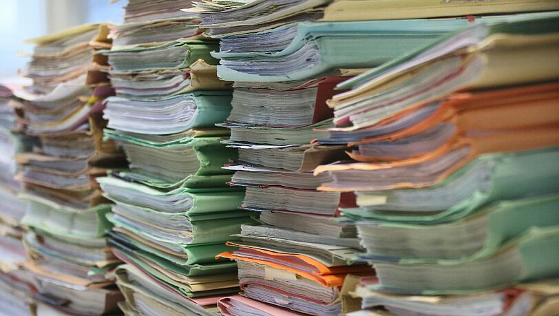 Patientenakten füllen in vielen Praxen große Aktenschränke. Patientenakten füllen in vielen Praxen große Aktenschränke.