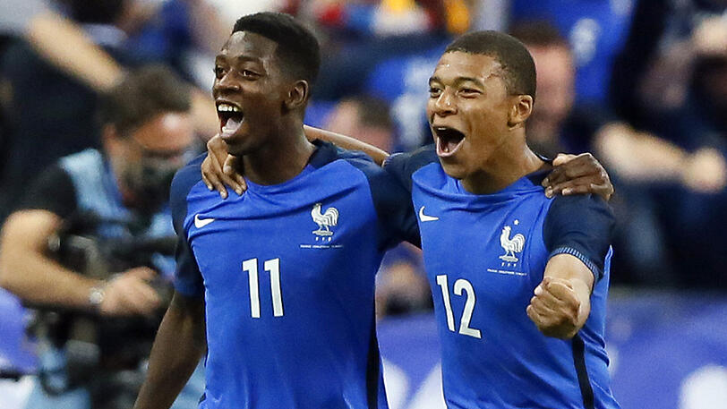 Ousmane Dembele (links) jubelt mit seinem Teamkollegen Kylian Mbappe über den Treffer zum 3:2.
