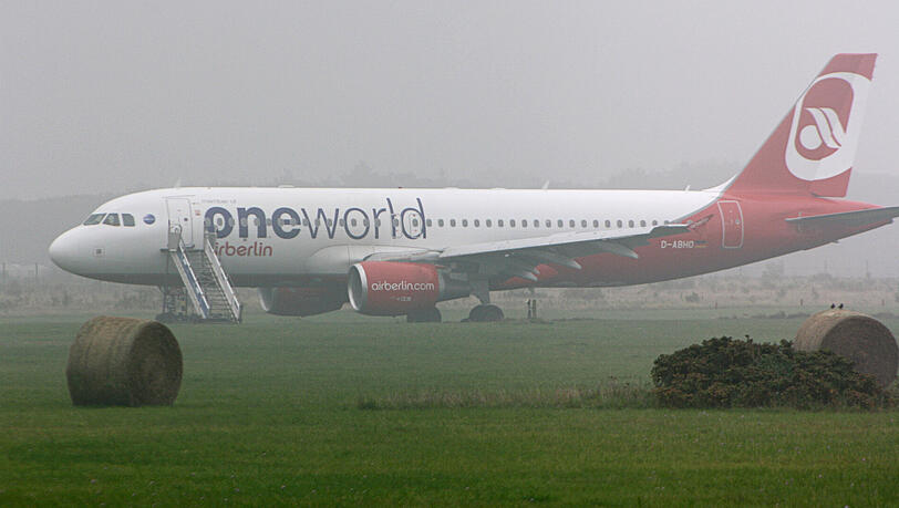 Das Flugzeug von Air Berlin am Flughafen von Sylt auf einer Wiese. Das Flugzeug von Air Berlin am Flughafen von Sylt auf einer Wiese.