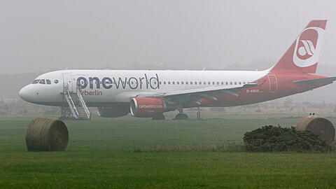 Das Flugzeug von Air Berlin am Flughafen von Sylt auf einer Wiese.
